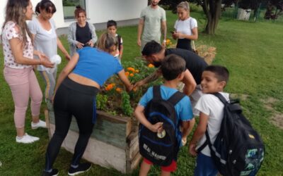 Učenici 2. C razreda i roditelji zajedno u uređenju školskog vrta